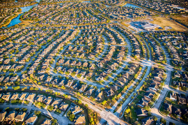 住宅開発の広がりを広角で見る - aerial view suburb housing development texas ストックフォトと画像
