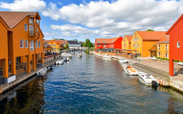 district de fiskebrygga à kristiansand, norvège - house scandinavian norway norwegian culture photos et images de collection