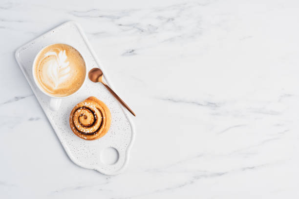 świeżo upieczona bułka cynamonowa i kawa z latte art - cappuccino swirl coffee cafe zdjęcia i obrazy z banku zdjęć