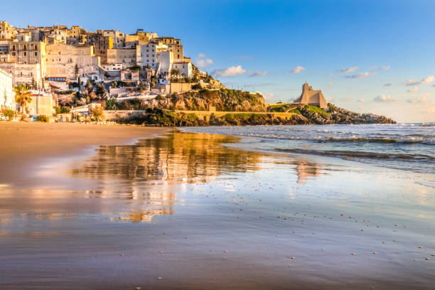 il bellissimo borgo marinaro di sperlonga a sud di roma si riflette lungo la costa del mar tirreno - old sky sea town foto e immagini stock