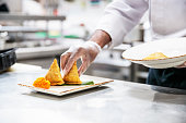 professioneller-chefkoch-platting-die-samosa-mit-chutney.jpg?b=1&s=170x170&k=20&c=WF4VceYflXAjG2pDT5pEJAv768awW1l2QOhz_H-vimc=