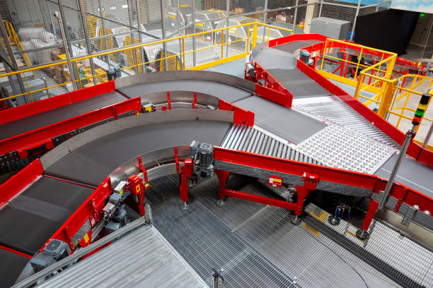 Conveyor sorting belt at distribution warehouse Empty conveyor sorting belt at distribution warehouse. Distribution hub for sorting packages and parcels delivered by air transportation. conveyor belt stock pictures, royalty-free photos & images