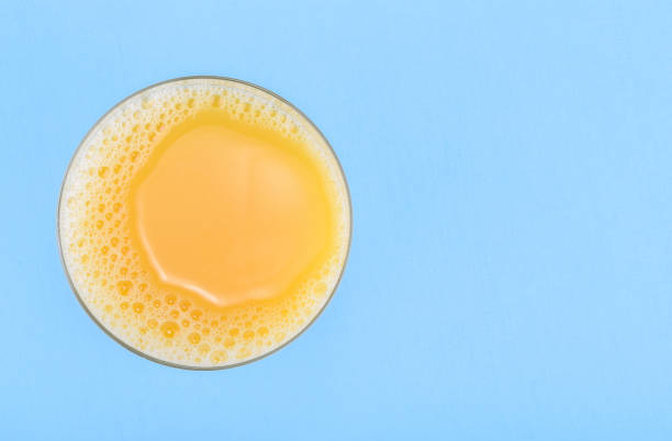 jus d'orange dans un verre. boisson aux agrumes - isolated on white orange juice ripe leaf photos et images de collection