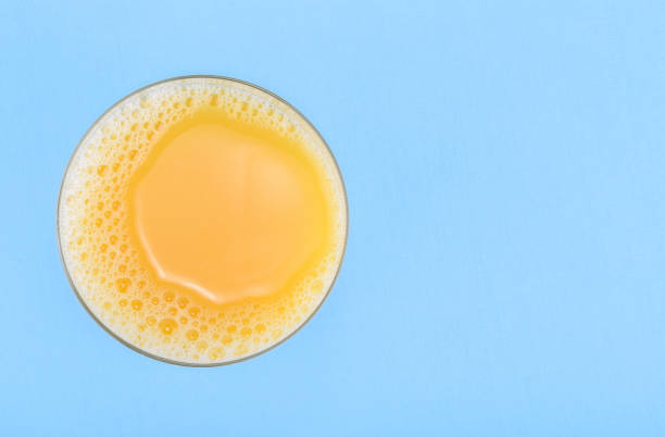 sumo de laranja em um vidro. bebida da fruta de citrino - isolated on white orange juice ripe leaf - fotografias e filmes do acervo