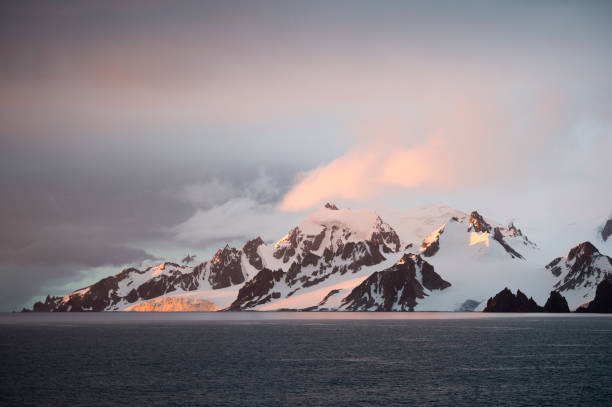 南極の黄金の夕日 - uncultivated snow ice antarctica ストックフォトと画像