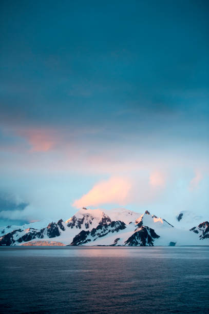 南極の黄金の夕日 - uncultivated snow ice antarctica ストックフォトと画像