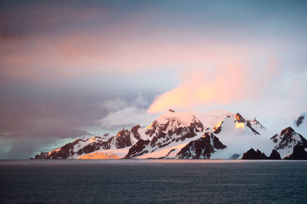 iceberg dans le coucher du soleil sur la belle mer - uncultivated snow ice antarctica photos et images de collection
