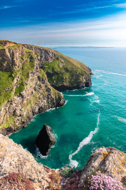 penhascos perto de bedruthan etapas em corwal, reino unido - beach atlantic ocean cornwall england sea - fotografias e filmes do acervo