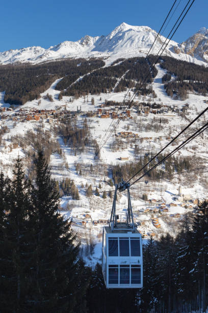 vanoise express-teleférico de dois andares na estação de la plagne/montchavin. - overhead cable car fotos - fotografias e filmes do acervo