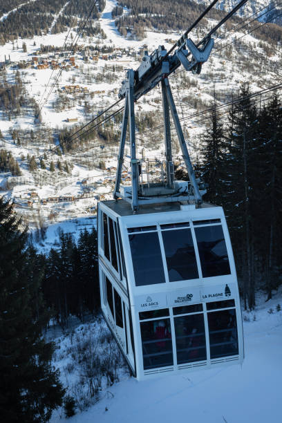 vanoise express-teleférico de dois andares na estação de la plagne/montchavin. - overhead cable car fotos - fotografias e filmes do acervo