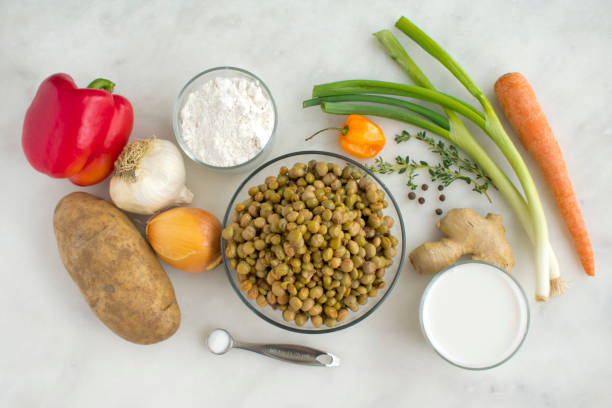 sopa de guisante de gungo vegano con ingredientes spinners - pigeon pea” fotografías e imágenes de stock