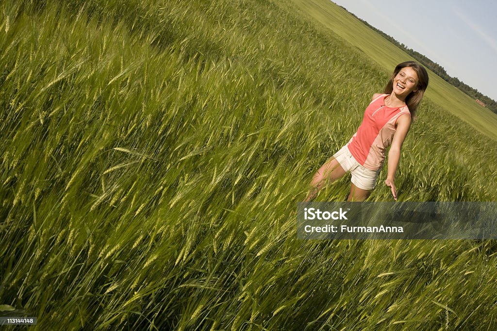 Jeune fille qui traverse le champ. - Photo de Adolescent libre de droits