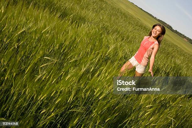 Photo libre de droit de Jeune Fille Qui Traverse Le Champ banque d'images et plus d'images libres de droit de Adolescent - Adolescent, Adulte, Beauté