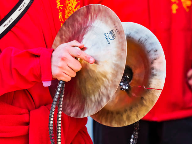 china neujahr 2019 paris frankreich-musiker spielen gong in der straße - peace on earth audio stock-fotos und bilder