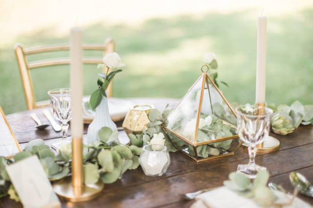 goud en pastel bruiloft eettafel decoratie. geometic vormen, rustieke decor, eucalyptus takken, kaarsen, menu. bokeh achtergrond. - andrej stockfoto's en -beelden