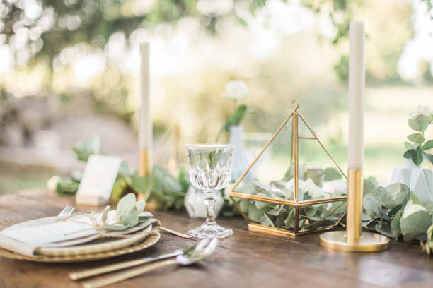 gold und pastell-hochzeit abendessen tisch dekoration. geometische formen, rustikales dekor, eukalyptuszweige, kerzen, menü. bokeh hintergrund. - party decor fotos stock-fotos und bilder