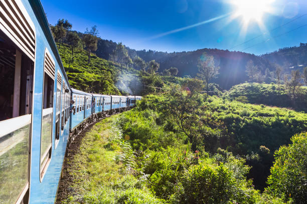 tren de ella a kandy. sri lanka. - lanka fotografías e imágenes de stock