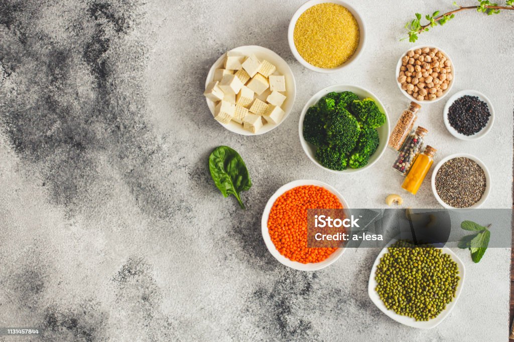 concepto de alimentos saludables (legumbres, verduras, espinacas, lentejas y otros) superfood. Fondo alimentario - Foto de stock de Aguacate libre de derechos