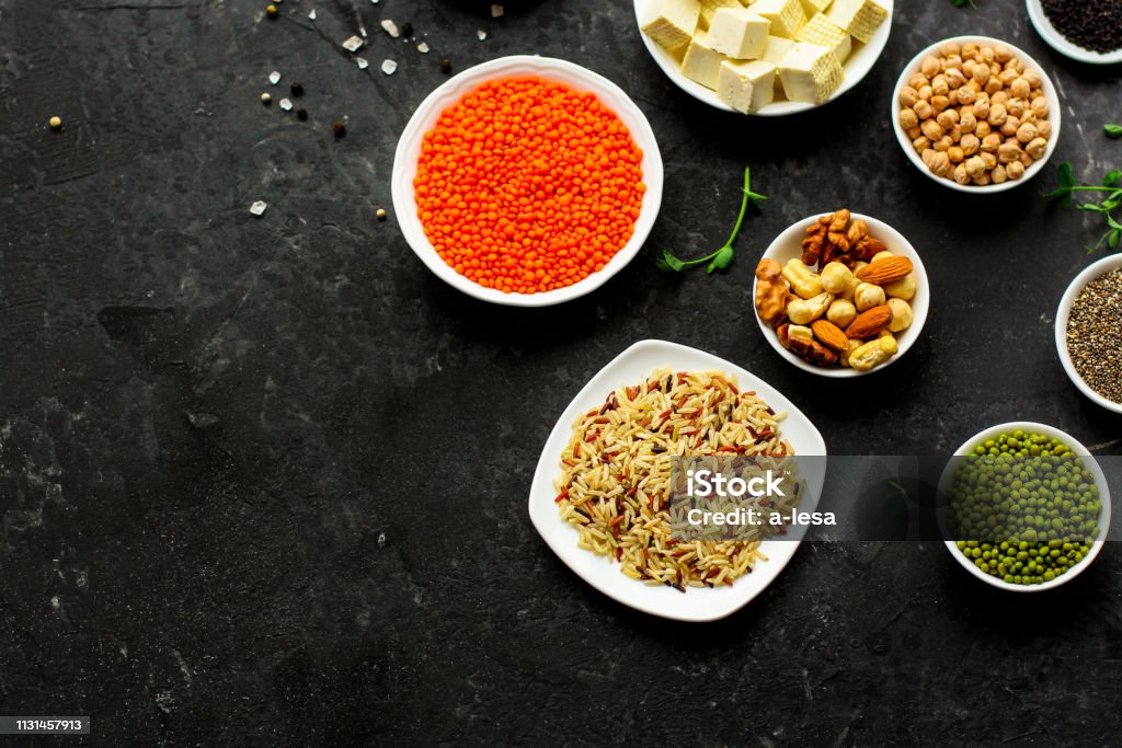 concepto de alimentos saludables (legumbres, verduras, espinacas, lentejas y otros) superfood. Fondo alimentario - Foto de stock de Aguacate libre de derechos