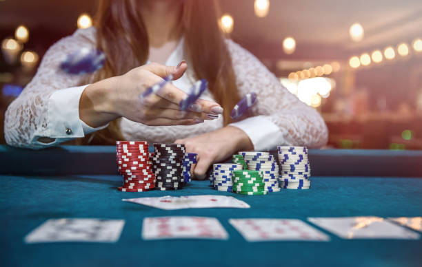 руки женщины с играя карточками и обломоками покера - pair of aces стоковые фото и изображения