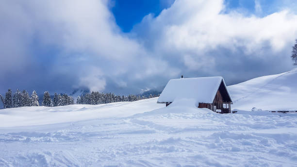autriche-chalet enneigé sur les pistes de ski de montagne - winter wonderland photos et images de collection