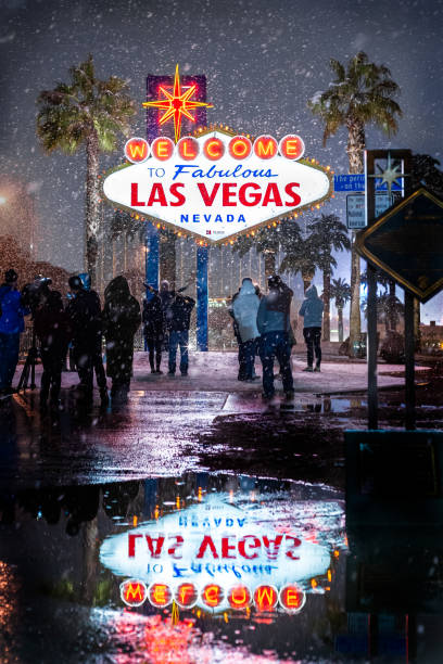 cartello di las vegas di notte durante una tempesta di neve 21 febbraio 2019 - welcome to fabulous las vegas sign immagine foto e immagini stock