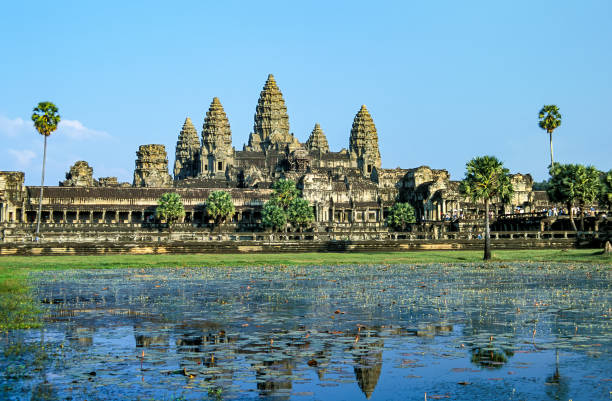 angkor wat y su reflexión en el lago-camboya - khmer fotografías e imágenes de stock