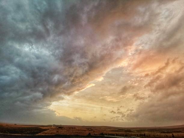 atardecer con cielo nublado en islandia - overcast fotografías e imágenes de stock