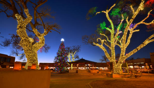 weihnachten auf dem taos, new mexico historic plaza - taos stock-fotos und bilder