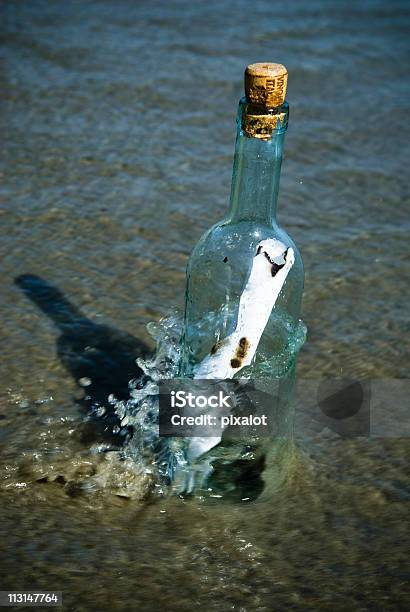 Foto de Mensagem Em Uma Garrafa4 e mais fotos de stock de Mensagem em Garrafa - Mensagem em Garrafa, Antigo, Arrebentação