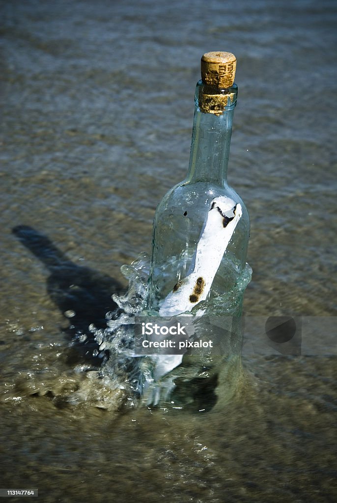 Послание в бутылке#4 - Стоковые фото Послание в бутылке роялти-фри