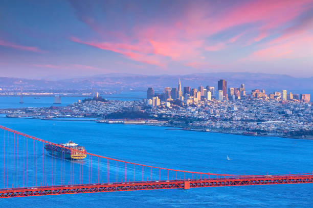 golden gate bridge and downtown san francisco - beach architecture golden gate bridge night imagens e fotografias de stock