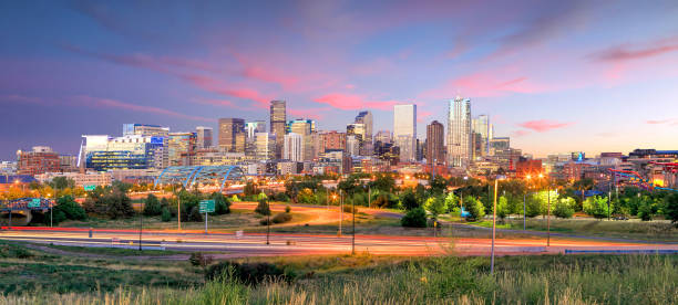 denver skyline long exposure at twilight. - rocky mountains panoramic colorado mountain imagens e fotografias de stock