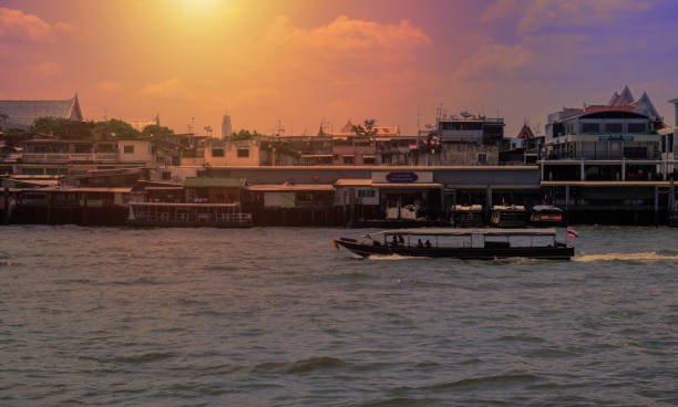 ekspresowa łódź, która prowadzi odwiedzających przez dwie strony rzeki chao phraya w pięknej atmosferze w godzinach wieczornych. - bangkok thailand asia water taxi zdjęcia i obrazy z banku zdjęć