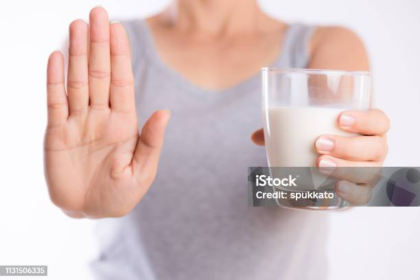 Frau Hand Hält Glas Milch Mit Schlechten Magenschmerzen Wegen Laktoseintoleranz Und Eine Andere Hand Zeigt Stoppschild Gesundheitsproblem Mit Milchprodukten Gesundheitsfürsorge Und Medizinischem Konzept Stockfoto und mehr Bilder von Vorurteil