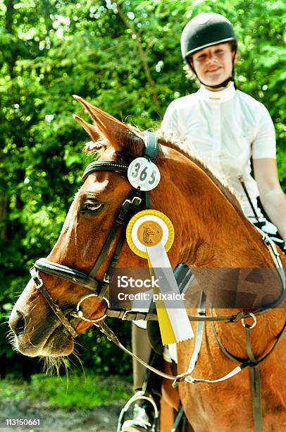 Photo libre de droit de Heureux Gagnant banque d'images et plus d'images libres de droit de Cheval - Cheval, Cocarde - Récompense, Jeunes filles