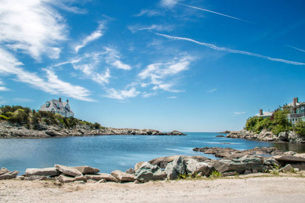 cielo azul sobre una ensenada del océano en newport rhode island - rhode island fotografías e imágenes de stock