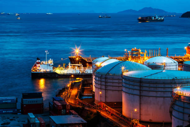 tanque de aceite en el puerto, hong kong - fuel storage tank storage tank oil storage compartment fotografías e imágenes de stock