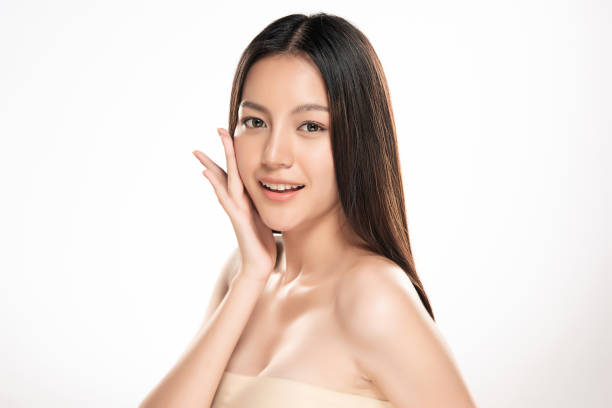 красивая молодая азиатская женщина с чистой свежей кожей - making human hair human face cosmetics стоковые фото и изображения
