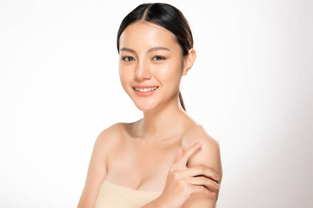 mulher asiática nova bonita com pele fresca limpa - making human hair human face cosmetics - fotografias e filmes do acervo
