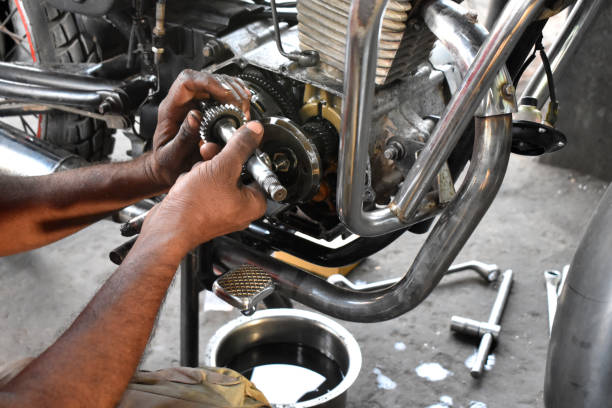 un mécanicien répare le vélo à moteur - motorcycle engine brake wheel photos et images de collection