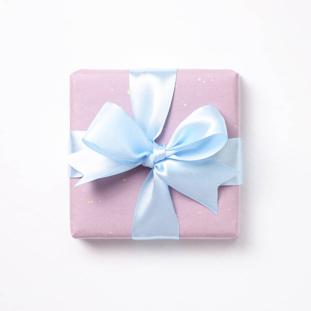 白の背景に分離パープルギフトボックス - isolated gift box wrapping paper celebration event ストックフォトと画像