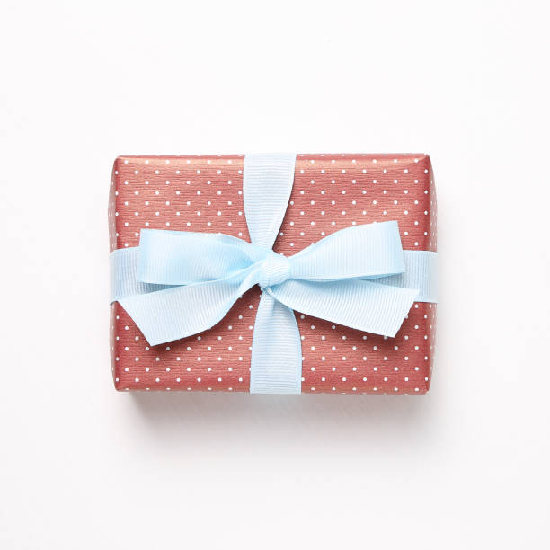 白い背景に分離された赤いドットパターンギフトボックス - isolated gift box wrapping paper celebration event ストックフォトと画像
