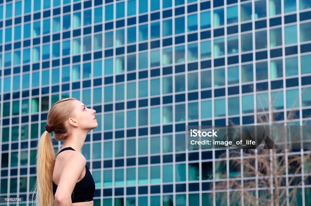 Chica en frente del edificio - Foto de stock de 20 a 29 años libre de derechos