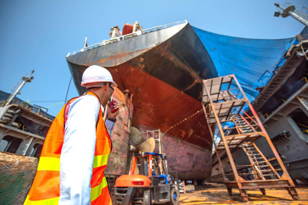 l'accostage arrière - crane shipyard construction pulley photos et images de collection