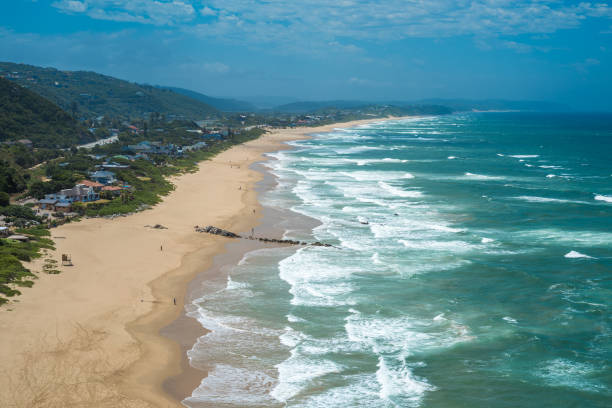 praia da região selvagem na rota do jardim, áfrica do sul - south africa coastline sea wave - fotografias e filmes do acervo