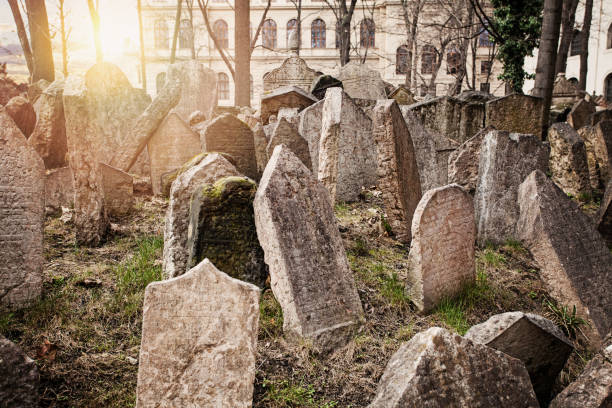 cimetière juif à prague, république tchèque - stare mesto photos et images de collection