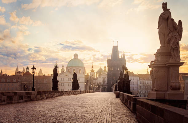 아침 태양, 프라하 체코 공화국의 찰스 브리지. 프라하 관광지 - prague czech republic charles bridge famous place 뉴스 사진 이미지