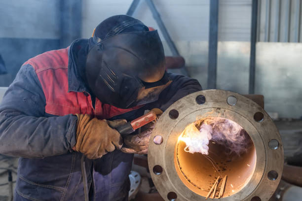 Welding works on production of the pipeline unit-welding of the pipe and thick-walled flange