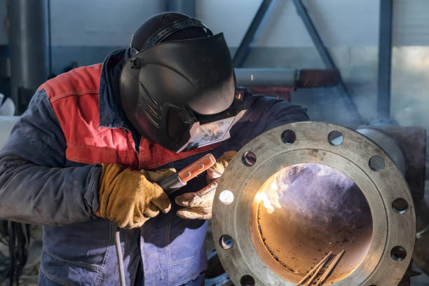 плоская сварка фланга к трубе стали - welding welder pipeline manufacturing occupation стоковые фото и изображения